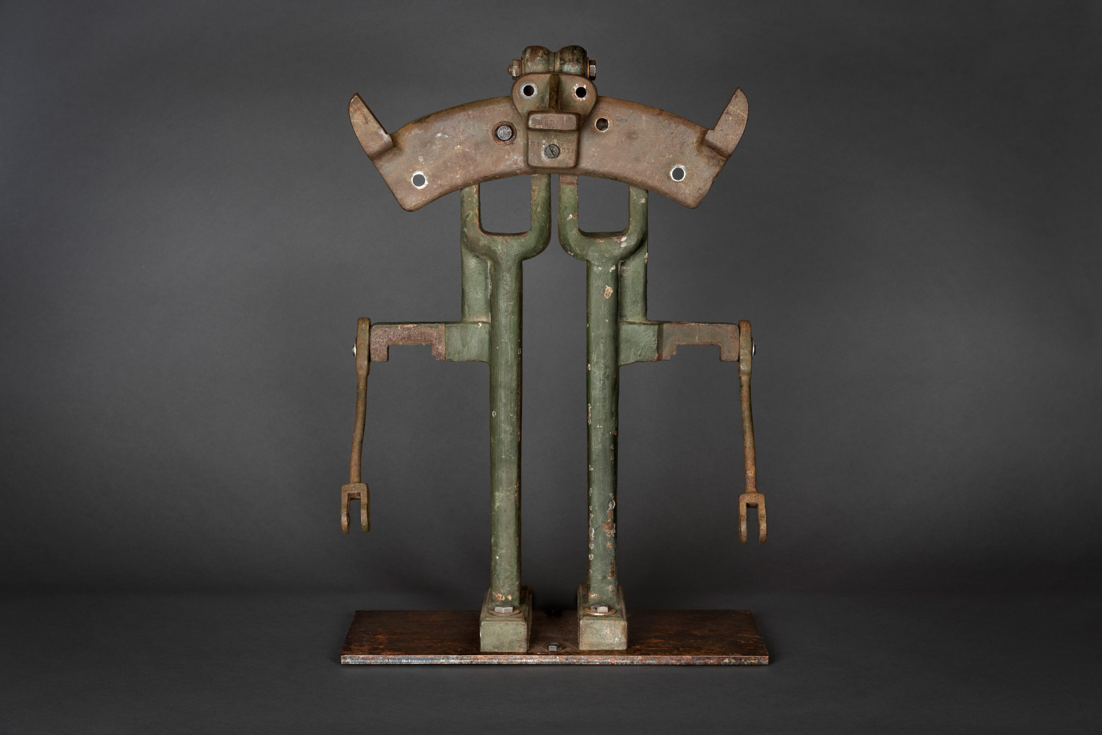Moderne Stahlskulptur Ukit Kan Lek Tok von Bildhauer Heinze – Kunstwerk aus Metallguss für den Innenraum