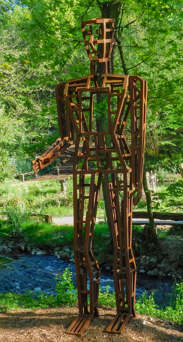 Eiserne Skulptur von Künstler Heinze bei der Ausstellung Humanität im Sinneswald Leichlingen.